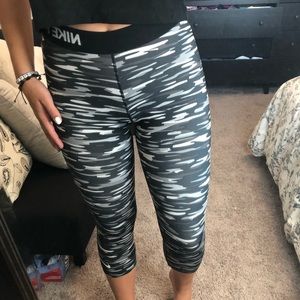 Black and White Nike Pro Cropped Leggings